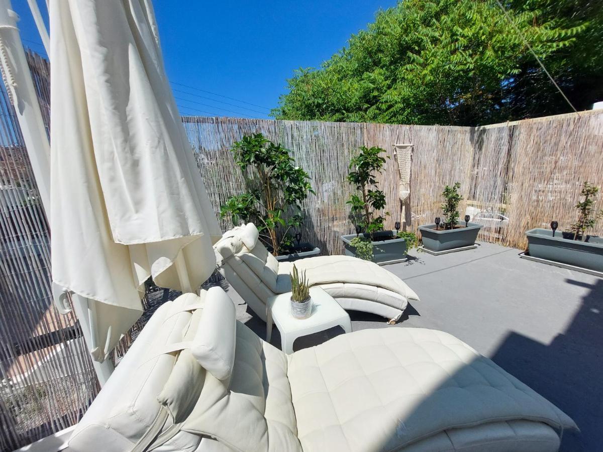 The White Suites Adamantas  Bagian luar foto
