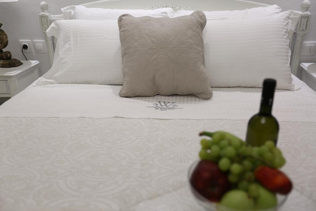 The White Suites Adamantas  Bagian luar foto