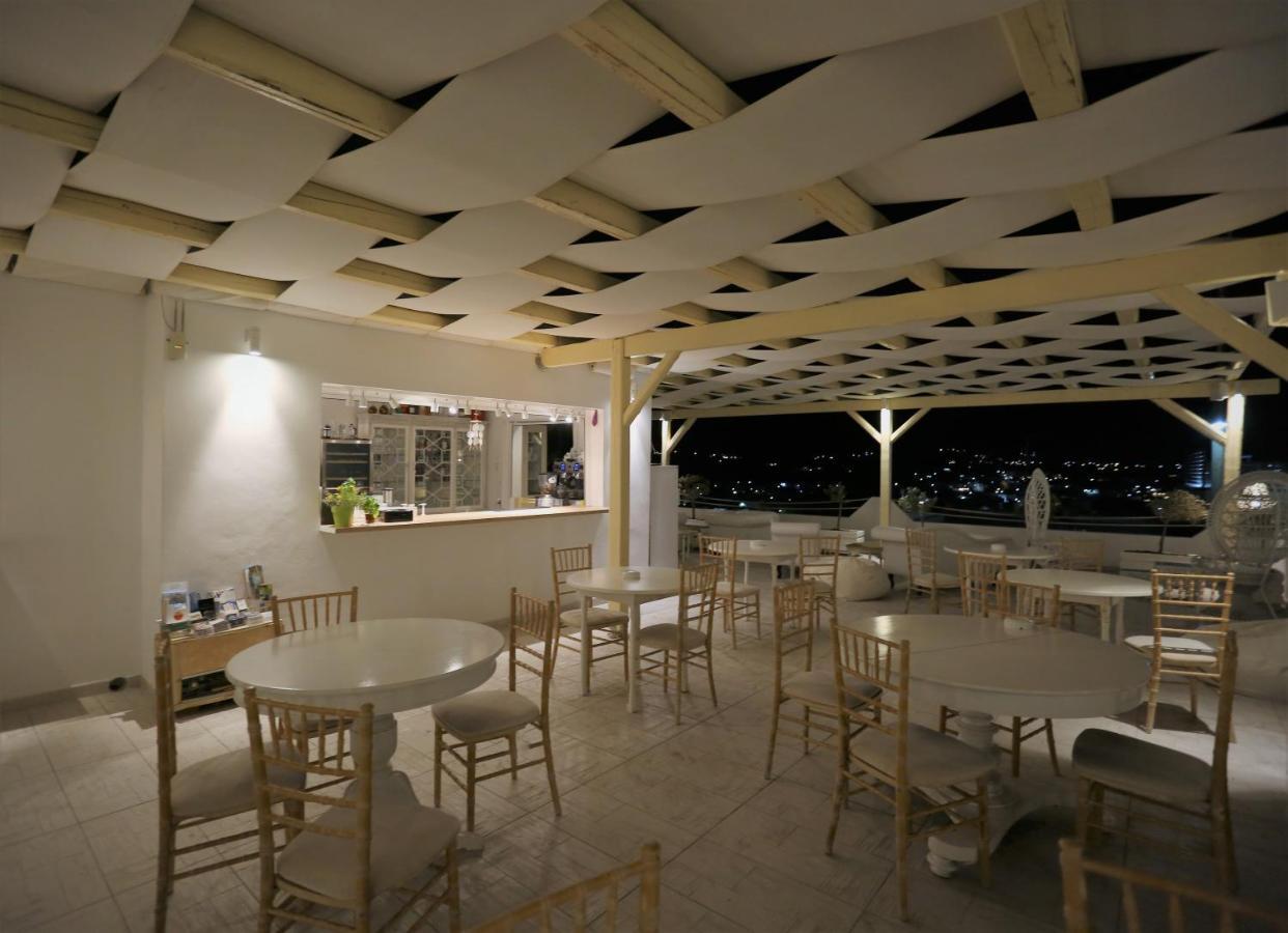 The White Suites Adamantas  Bagian luar foto